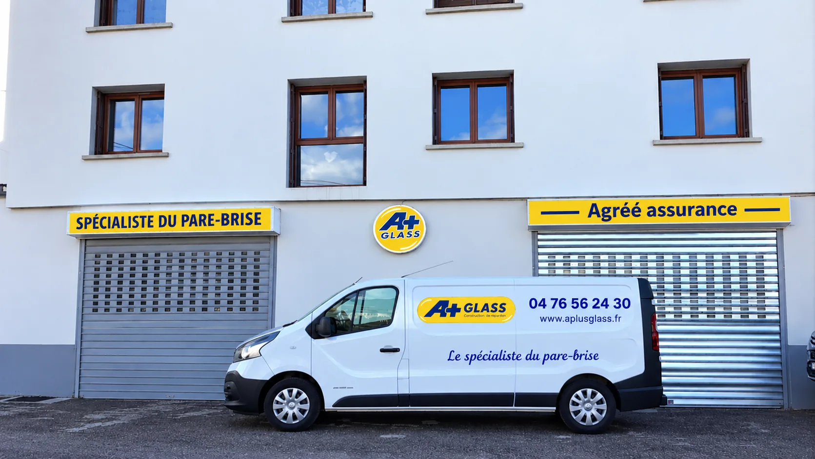 Camionnette A+GLASS devant le centre de Grenoble